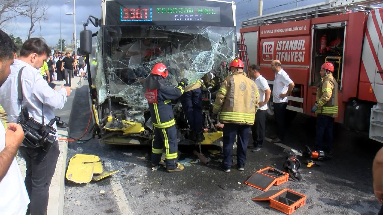İstanbul’da Feci Kaza: İETT Otobüsü TIR’a Çarptı, Şoför Sıkıştı, 8 Yaralı!