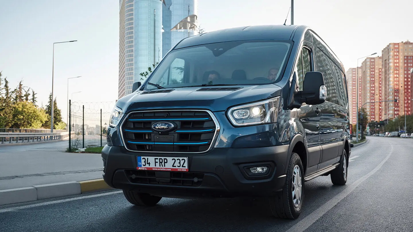 Ford Transit Yeni Model Çıkardı: Eller Direksiyondayken Vites Değiştiriyor