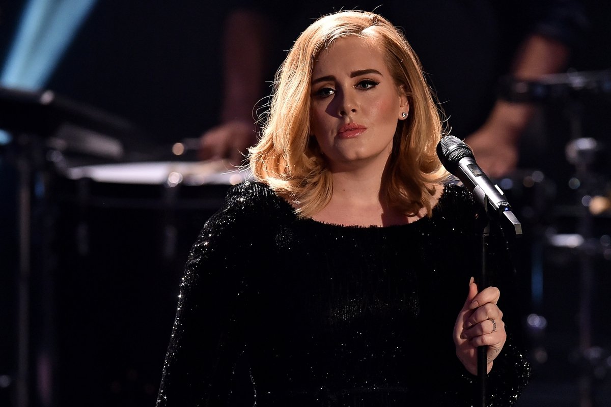 Ünlü şarkıcı Adele Holiganlığa Soyundu: Seyircilere Bağırdı