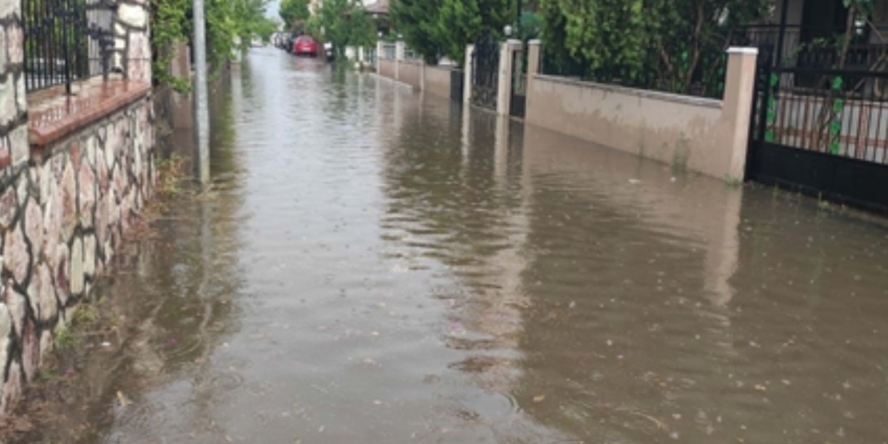 İzmir'i Sağanak Vurdu: Sokaklar Suyla Doldu