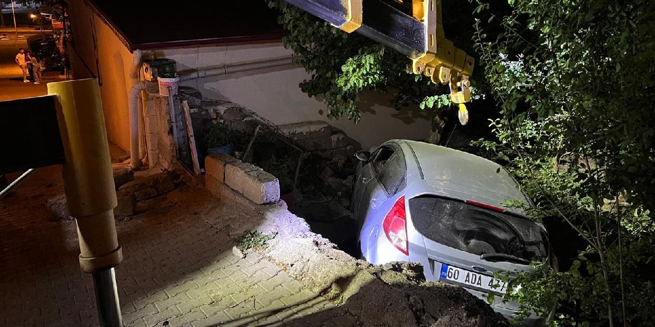 Otomobil Evin Bahçesine Daldı