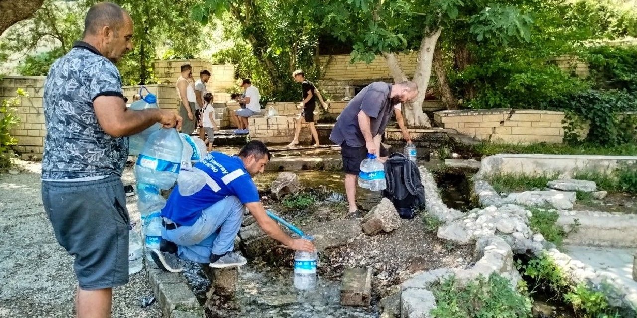 Suda Bakteri Olduğuna İnanmayıp Tel Örgüyü Söktüler