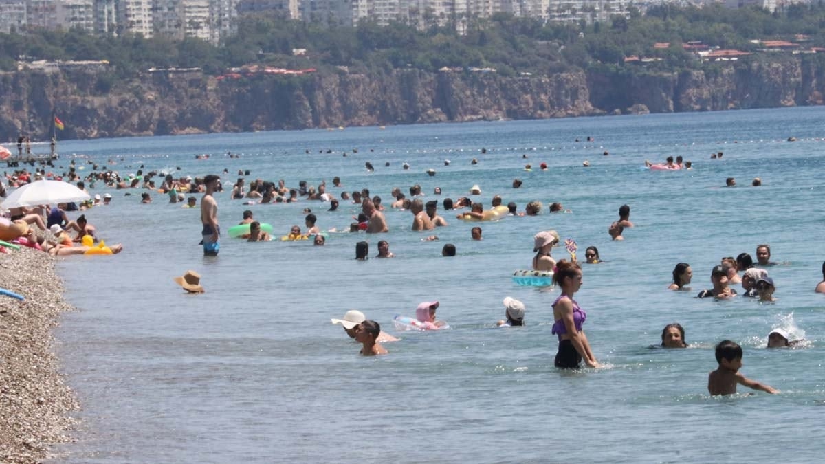 Yüksek nem ve sıcak hava bunalttı, Antalya sahilleri doldu