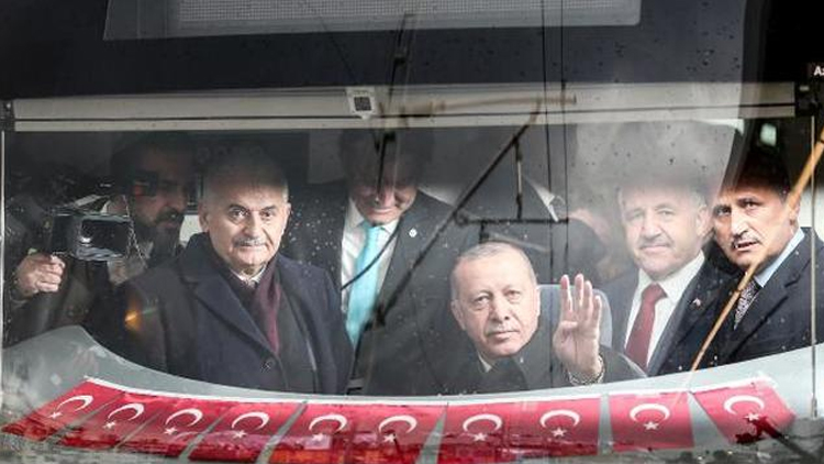 Uyarılara rağmen Erdoğan tarafından açılan banliyö hattı, hizmete girdiği ilk gün arıza verdi