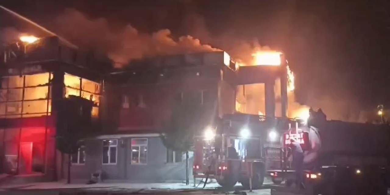 Sakarya'da Kozmetik Fabrikası Alev Alev Yandı