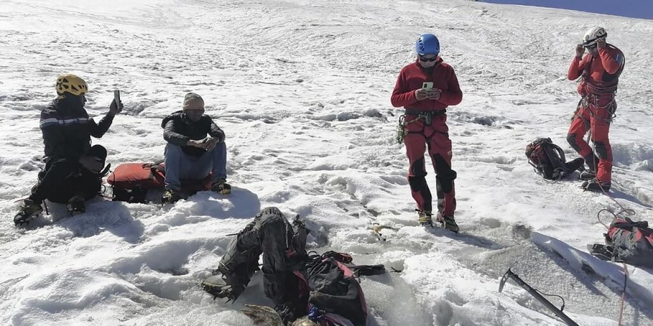 Peru'nun En Yüksek Dağında 22 Sene Önce Kayboldu: Buzulların Erimesiyle Mumyası Ortaya Çıktı