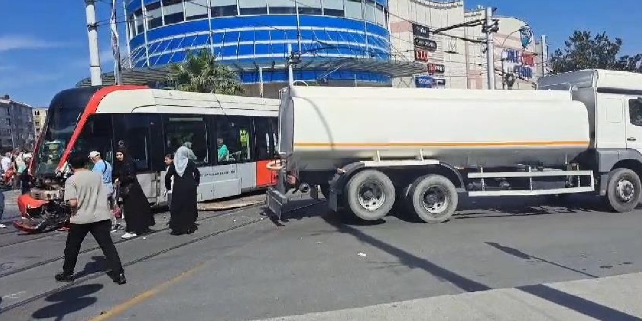 Güngören'de Otomobil Tramvaya Çarptı