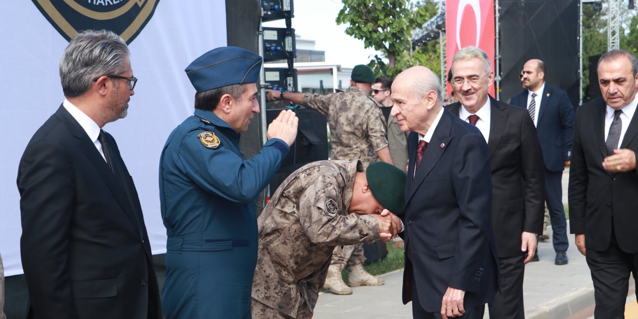 Özel Hareket Başkanı Bahçeli'yi Elini Öperek Karşıladı