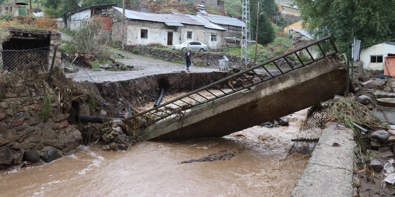 Sel Suları Köprüyü Yıktı, Evleri Su Bastı