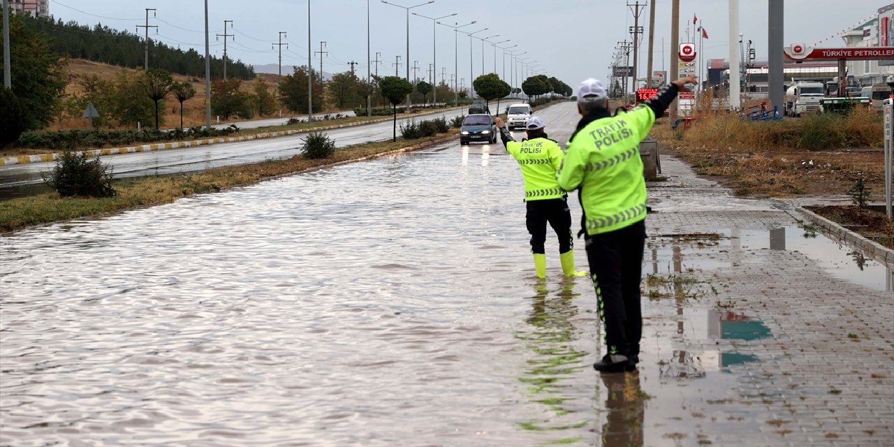 Sivas'ta Sağanak Yağış Hayatı Durdurdu