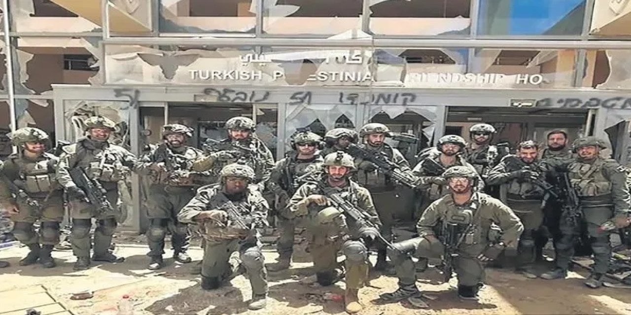 İsrail Ordusu Yıktığı Türkiye-Filistin Dostluk Hastanesinin Önünde Zafer Pozu Verdiler