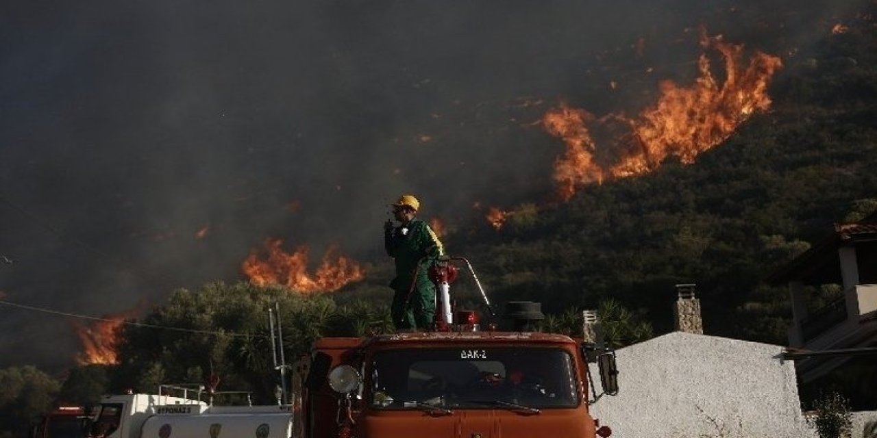 Yunanistan'da Şiddetli Yangınlar: 3 İtfaiye Eri Yaralandı