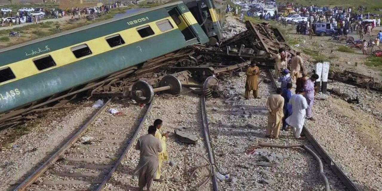 Facia yaşandı: Tren raydan çıktı 2 kişi hayatını kaybetti!
