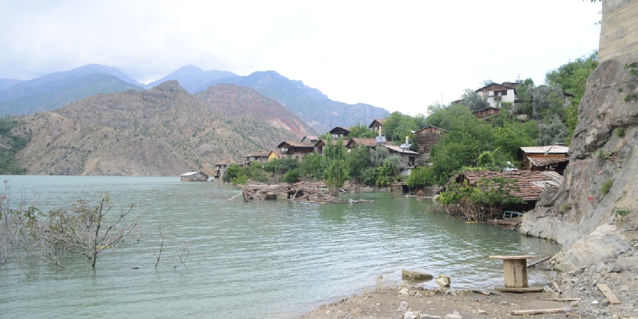 Barajın Sular Altında Bıraktığı Köylerine Olta Attılar