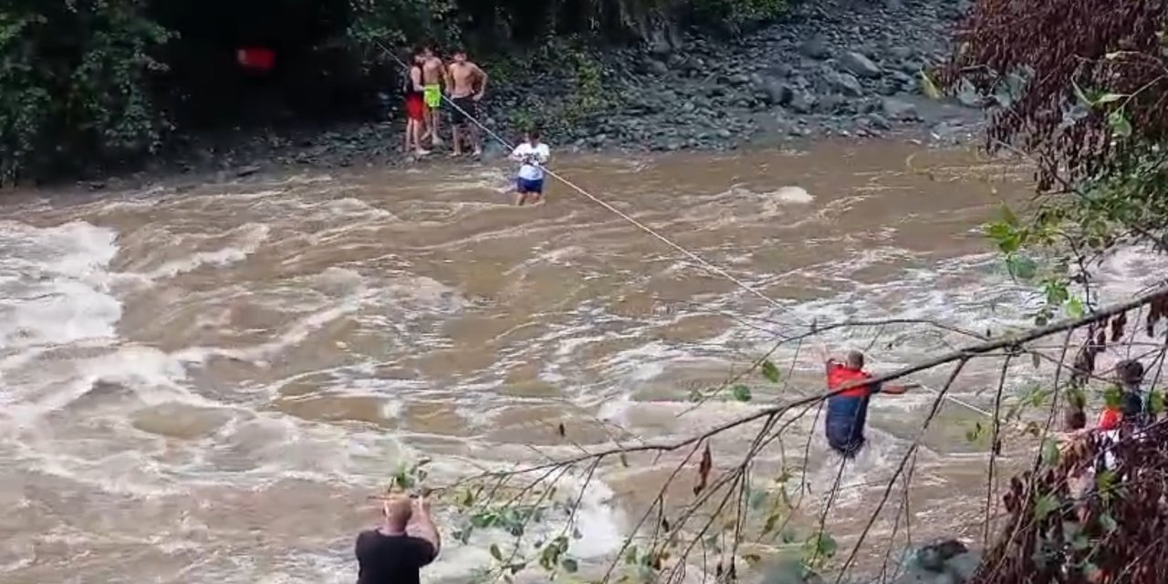 Serinlemek için girdikleri nehirde mahsur kaldılar!