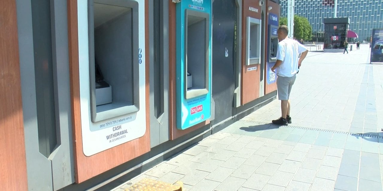 ATM'ye para çekmeye giden eli boş döndü