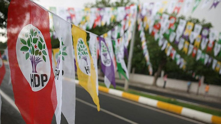 HDP'nin pankartı mahkeme kararıyla kaldırıldı