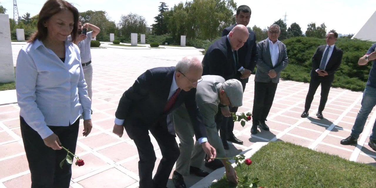 Kılıçdaroğlu, Bülent Ecevit'in kabrini ziyaret etti