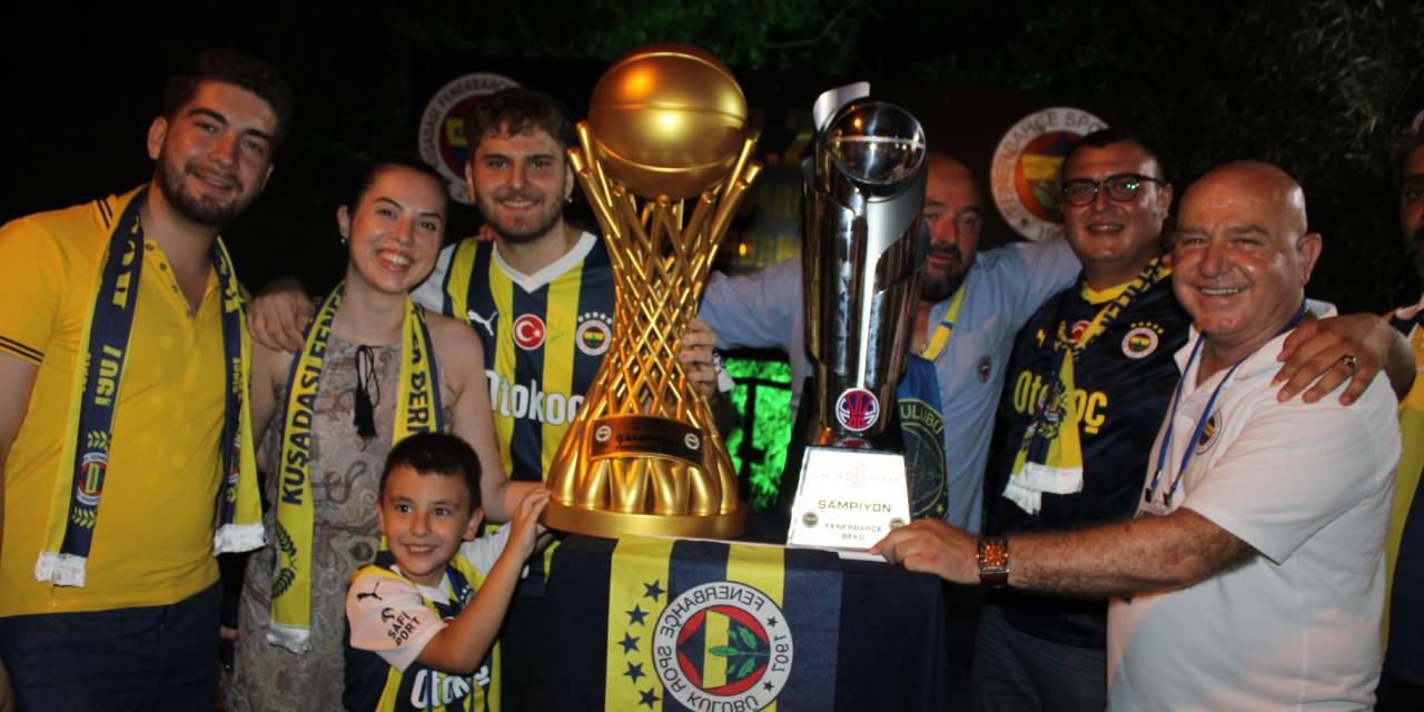 Kuşadası'nda Fenerbahçe kutlaması yapıldı