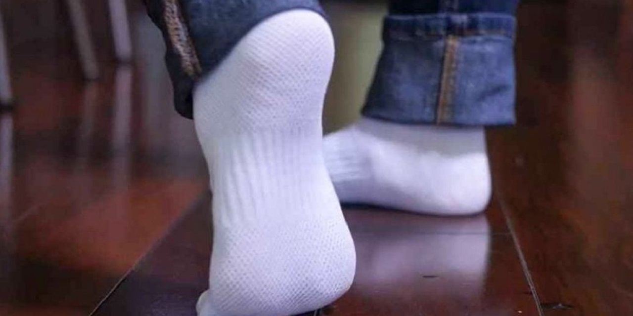 Bu Basit Yöntem Beyaz Çoraplarınızı İlk Günkü Rengine Dönüştürüyor