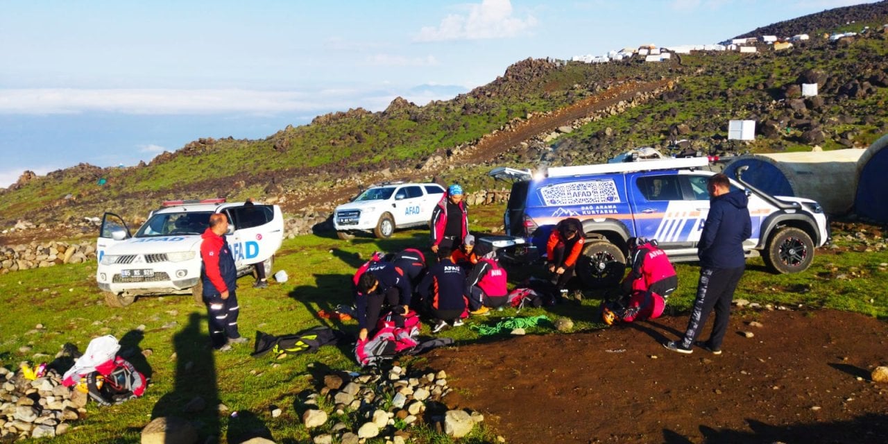 Ağrı Dağı'nda kaybolan 2 kişi için yoğun arama kurtarma çalışmaları başlatıldı