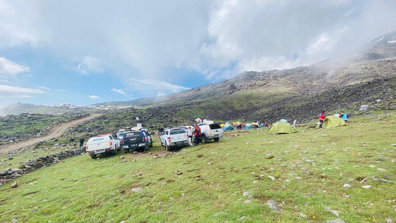 Ağrı Dağı'nda tipide kaybolan 2 kişinin cansız bedenine ulaşıldı