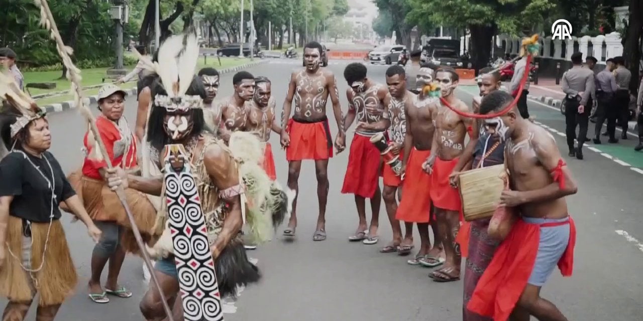 Yerli halk yağmur ormanları için mahkeme önünde dans etti