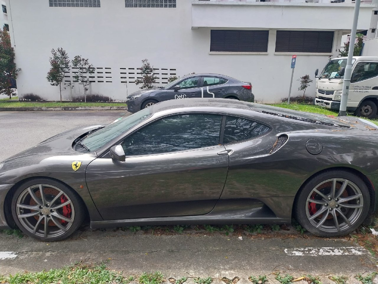 Vatandaşlar park yerinde unutulan Ferrari'nin sahibini bulmak için seferber oldu