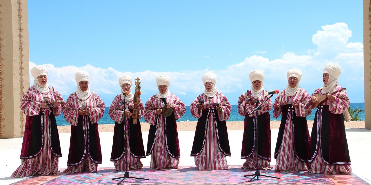 Kırgız ve Kazak "nineler" türkü söylemek için buluştu
