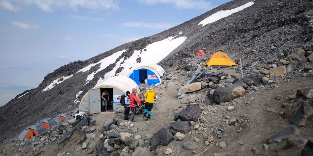 Ağrı Dağı'nda donan dağcıların cenazelerini indirme çabaları sürüyor