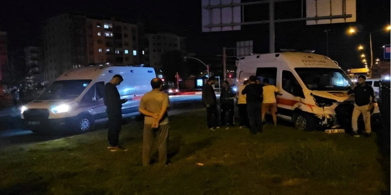 Çorum'da hasta taşıyan ambulans kaza yaptı: 6 yaralı