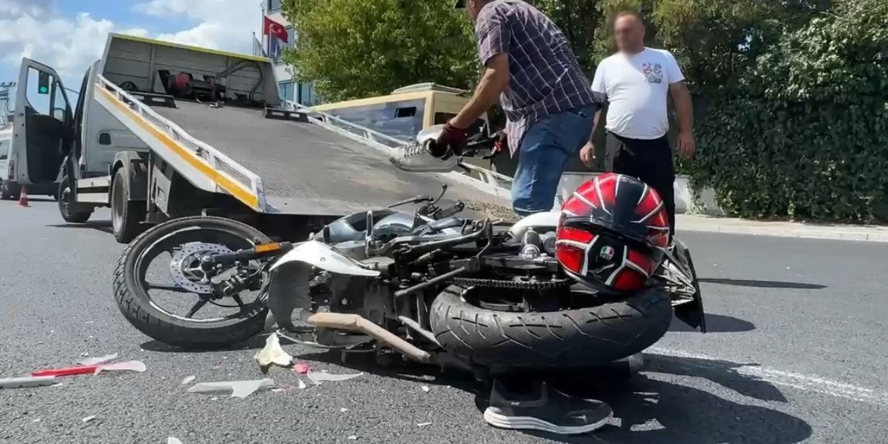 Otomobilin sıkıştırdığı motosikletli baba oğlun feci ölümü