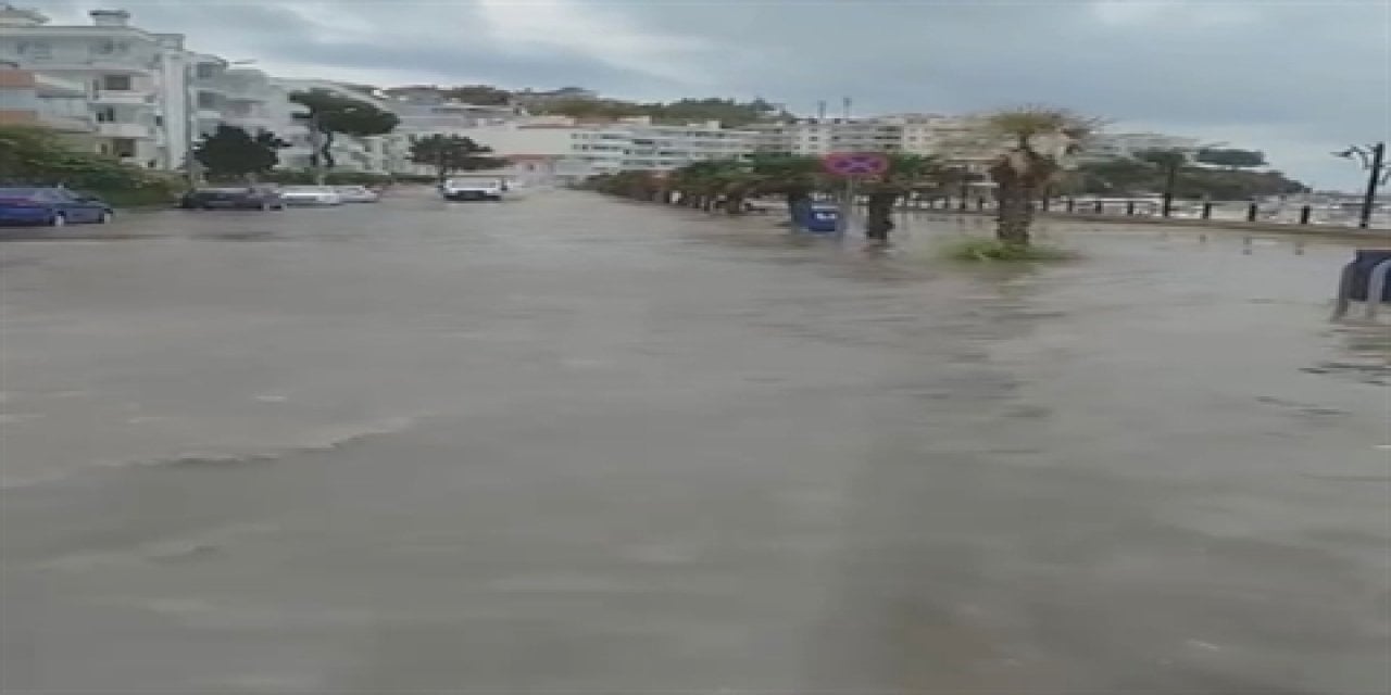 Mudanya'daki yağış sahil yolu ve denizi birleştirdi