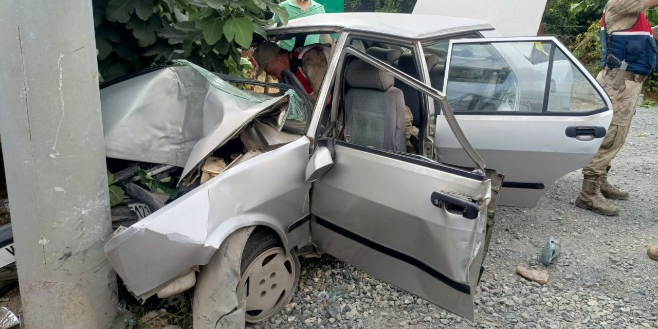 Hatay'da beton direğe çarpan otomobilin sürücüsü öldü