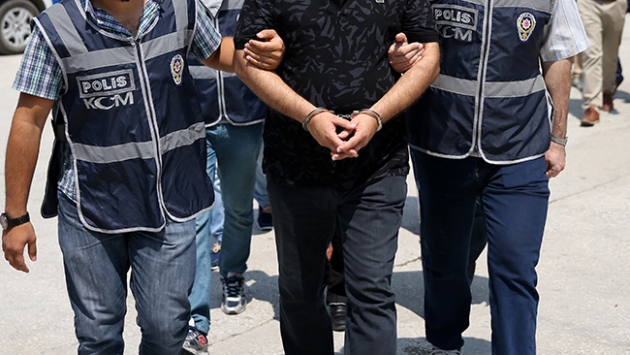 İzmir'de esnaftan haraç kesen 2 kişi gözaltına alındı