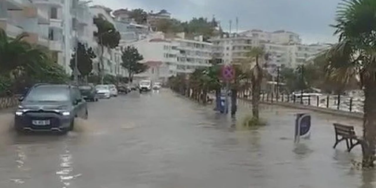 Sağanak yolları göle çevirdi