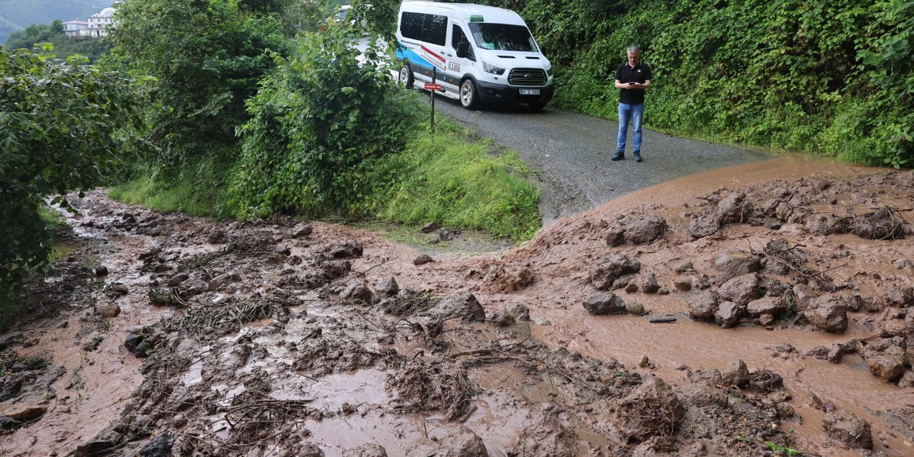 Trabzon’da sağanak felaketi: Karadeniz sahil yolu göle döndü