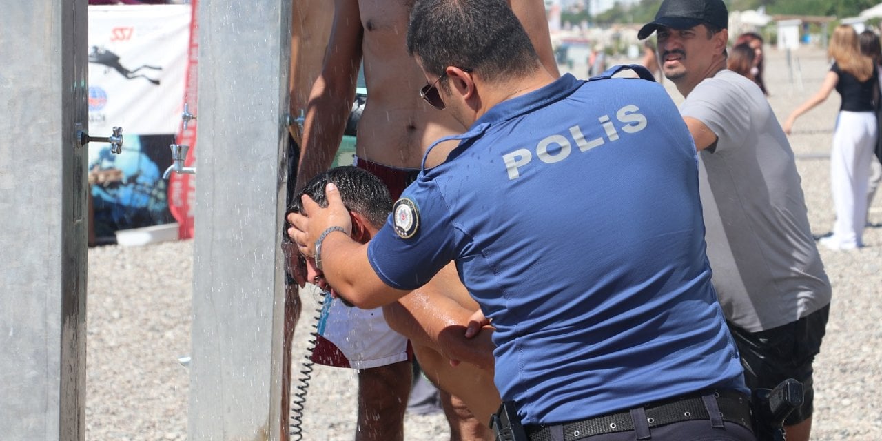 Sıktığı biber gazından etkilendi yüzünü polis yıkadı!