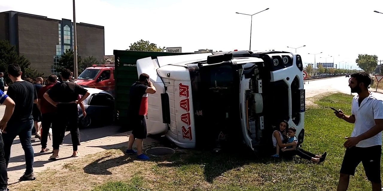 Şerit değiştirmek isteyen TIR dehşet saçtı: Yaralılar var!