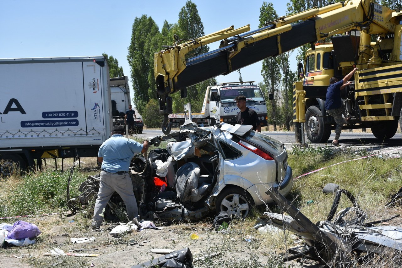 Afyonkarahisar'da tırla çarpışan otomobildeki 3 kişi yaşamını yitirdi