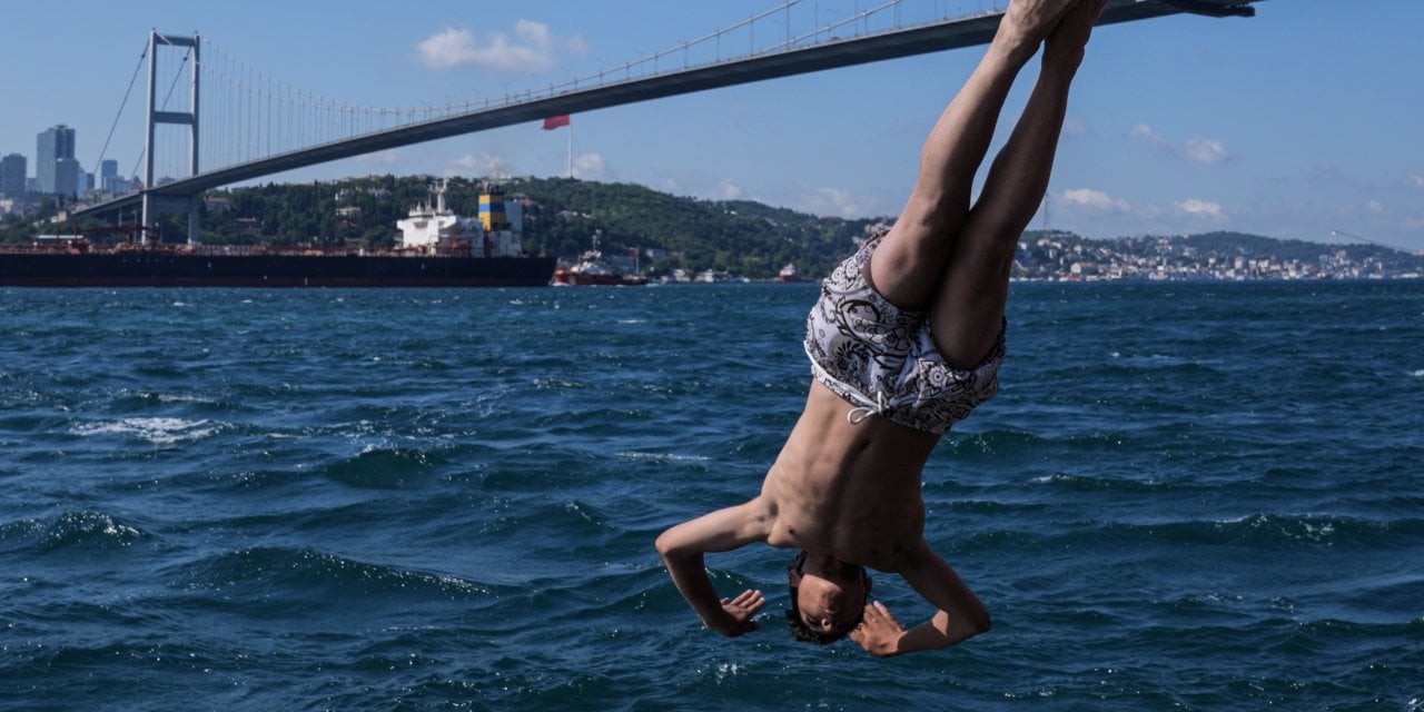 İstanbul'da sıcak havadan bunalanlar kendilerini sahile attı