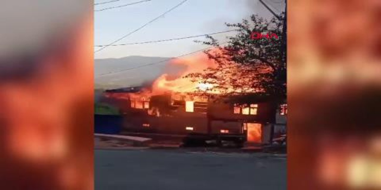 Yangında küle dönen ahşap evdeki anne ve kızı komşuları kurtardı