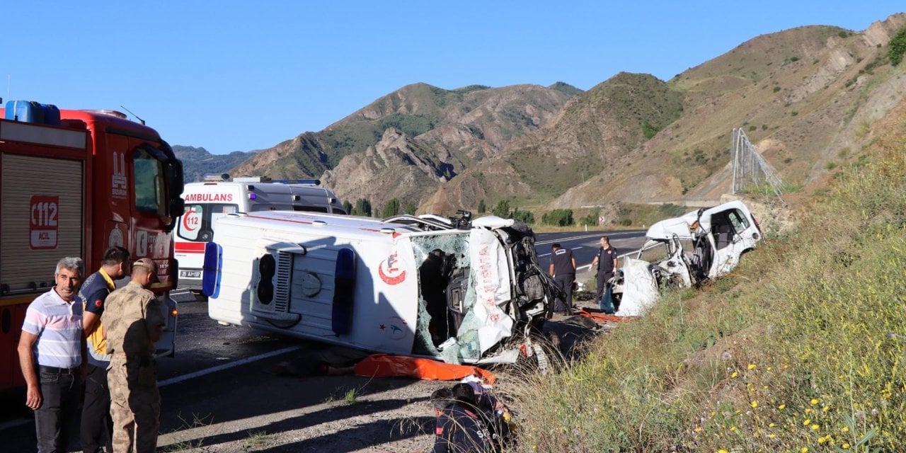Ambulansla otomobil çarpıştı: Facia gibi kazada 4 kişi öldü!