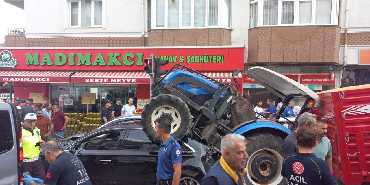 Sokakta görenler dumur oldu: Traktör otomobilin üstüne çıktı!