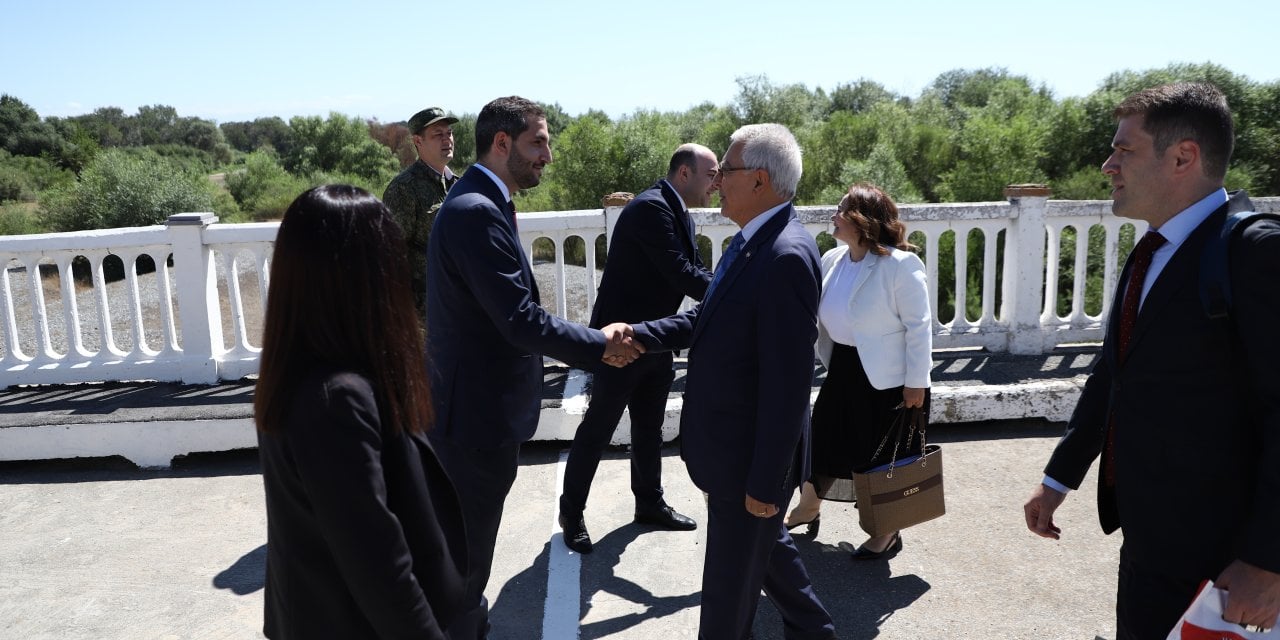 Türkiye ve Ermenistan temsilcileri sınırda buluştu