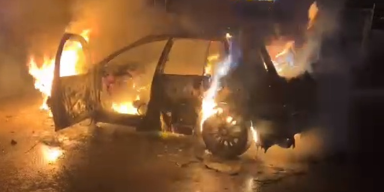 Adana'da park halindeki araç alev alev yandı