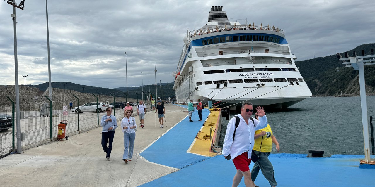 Amasra'ya "Astoria Grande" kruvaziyeriyle 982 turist geldi