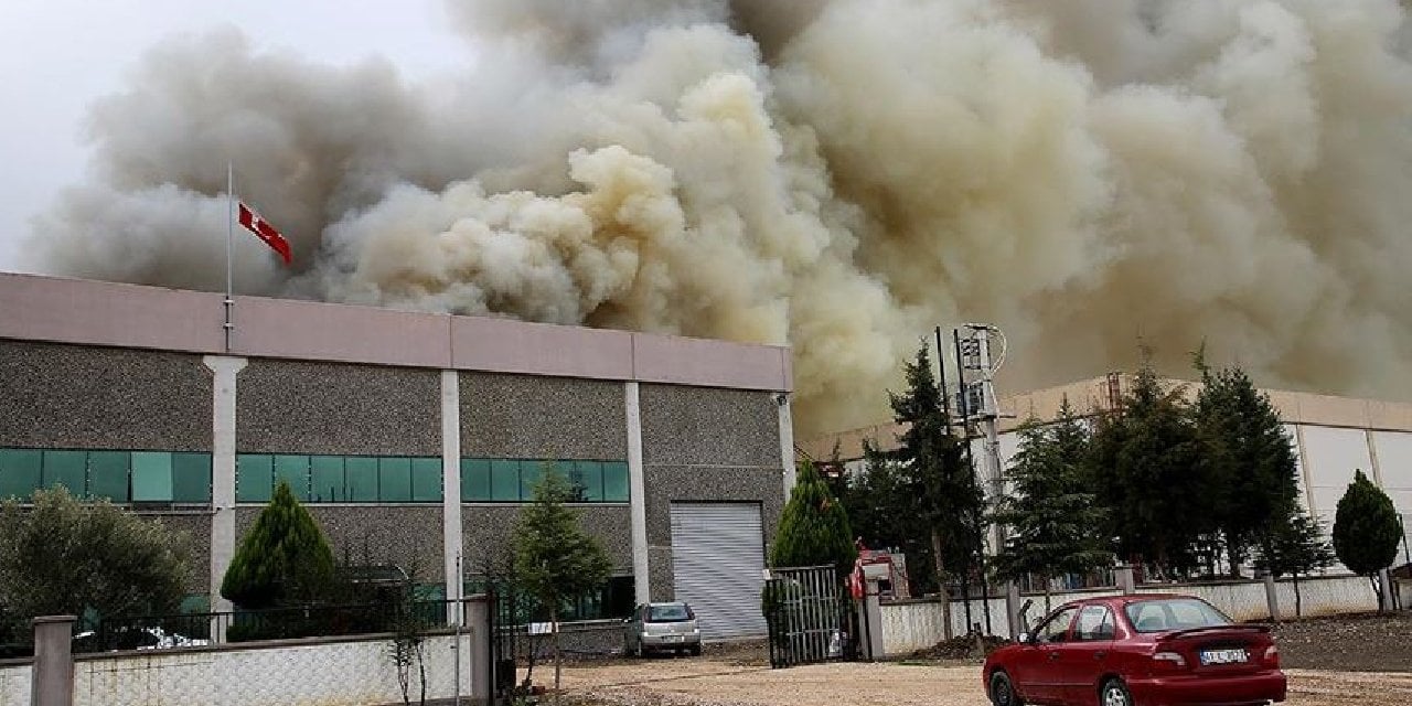 Manisa'da plastik fabrikasında yangın