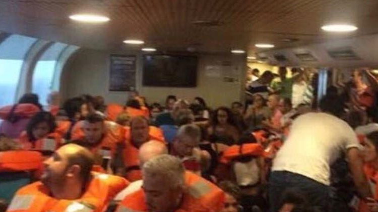 İstanbul'da fırtınada Kadıköy Vapuru yolcuları mahsur kaldı, can yeleği dağıtıldı!