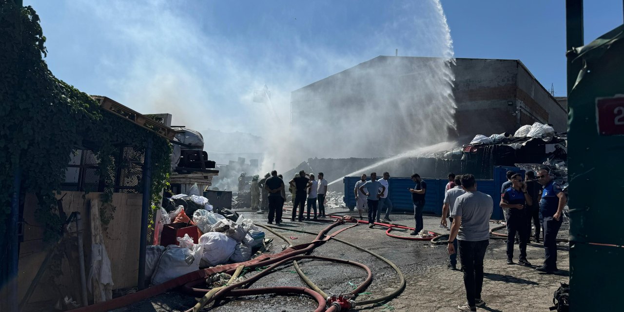 Avcılar'da geri dönüşüm tesisinde yangın!